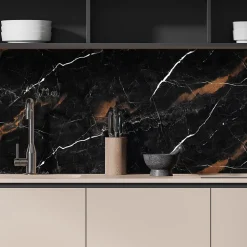Crédence cuisine adhésive en vinyle imitation marbre Portoro noir et or, 200 x 40 cm, design raccordable