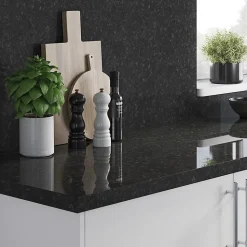Crédence de cuisine aspect granit noir GoodHome Kabsa l. 300 cm x H. 60 cm x Ep. 8 mm