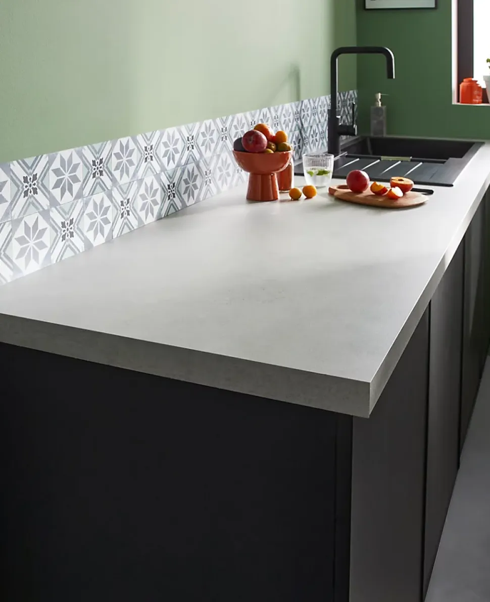 Crédence de cuisine auto-adhésive Caméléo imitation carrelage vert blanc l. 200 cm x H. 40 cm x ép. 0,2 mm