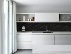 Crédence de cuisine auto-adhésive Caméléo aspect marbre noir l. 200 cm x H. 40 cm x ép. 0,2 mm