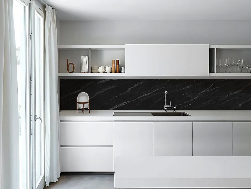 Crédence de cuisine auto-adhésive Caméléo aspect marbre noir l. 200 cm x H. 40 cm x ép. 0,2 mm