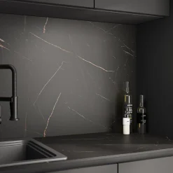 Crédence de cuisine réversible 1 face aspect marbre noir / 1 face noir mat GoodHome Nepeta L.300 x l.60 x Ép.3 mm