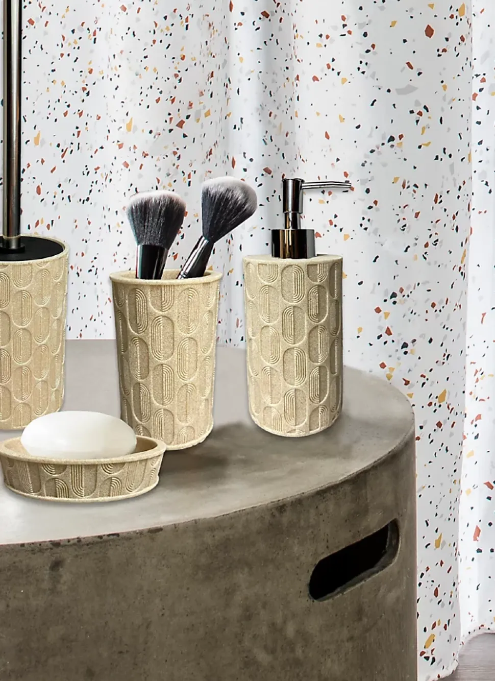 Distributeur de savon beige en polyrésine, Levasseur Dolly