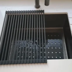 Egouttoir vaisselle pliable 43x31 en inox et silicone noir Essebagno