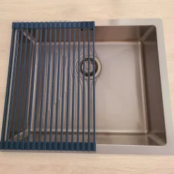 Egouttoir vaisselle pliable 43x31 en inox et silicone noir Essebagno