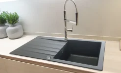 Evier 1 cuve 1 égouttoir en résine noir Essebagno Sierra