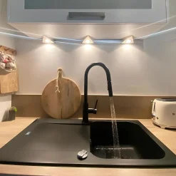 Evier réversible 1 cuve 1 égouttoir en résine noir Essebagno Lisse