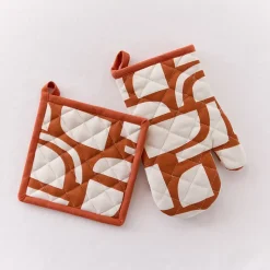 Gant et manique imprimé rouge et blanc l. 20 X L. 28 cm Guy Levasseur