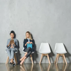 Lot de 2 Chaises Klara Blanc tapissées en Cuir synthétique avec Pieds Bois