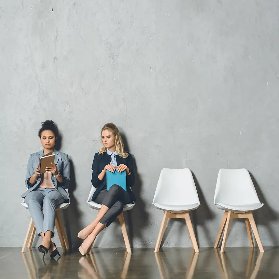 Lot de 2 Chaises Klara Blanc tapissées en Cuir synthétique avec Pieds Bois