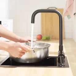 Mitigeur cuisine rabattable noir, robinet cuisine rabattable avec 2 Jets, robinetterie pliable devant fenêtre