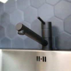 Mitigeur de cuisine avec douchette noir Essebagno Tubic