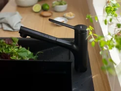 Mitigeur de cuisine avec douchette noir mat Hansgrohe Zesis M33 H. 219mm