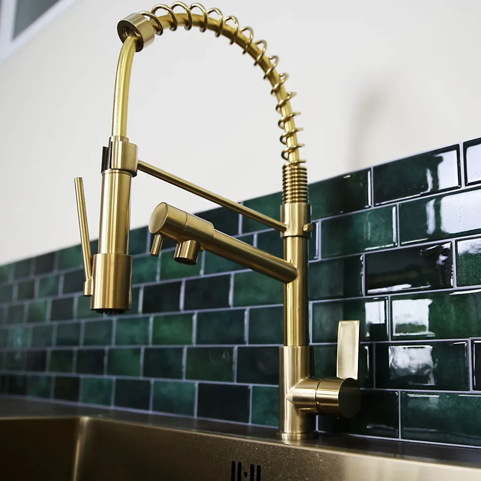 Mitigeur de cuisine doré avec douchette Essebagno Hotto