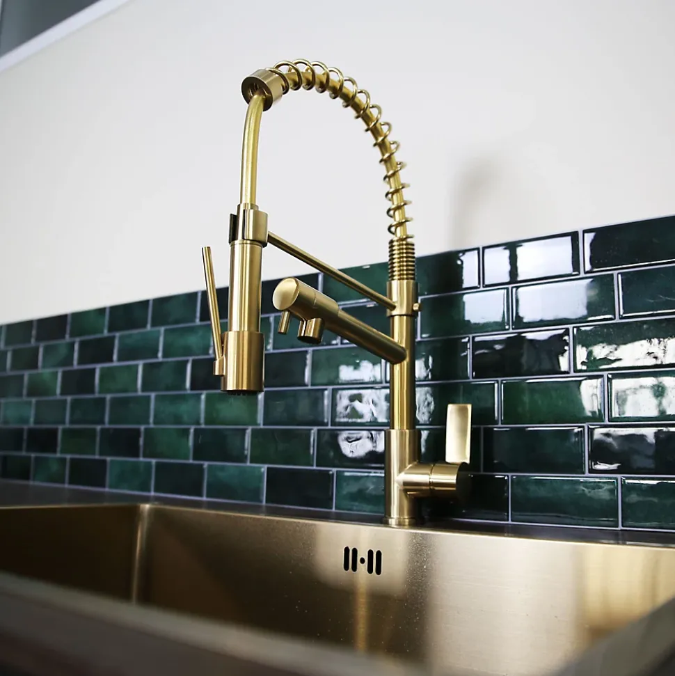 Mitigeur de cuisine doré avec douchette Essebagno Hotto