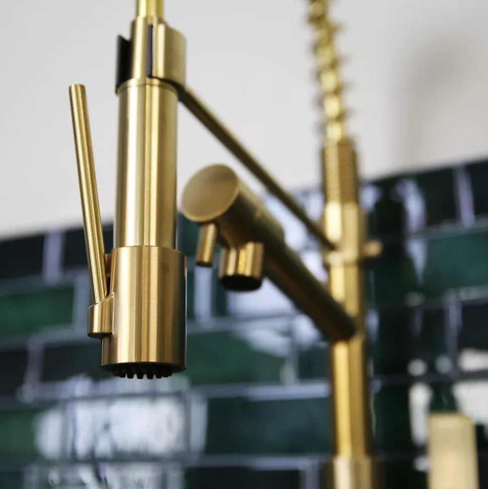 Mitigeur de cuisine doré avec douchette Essebagno Hotto