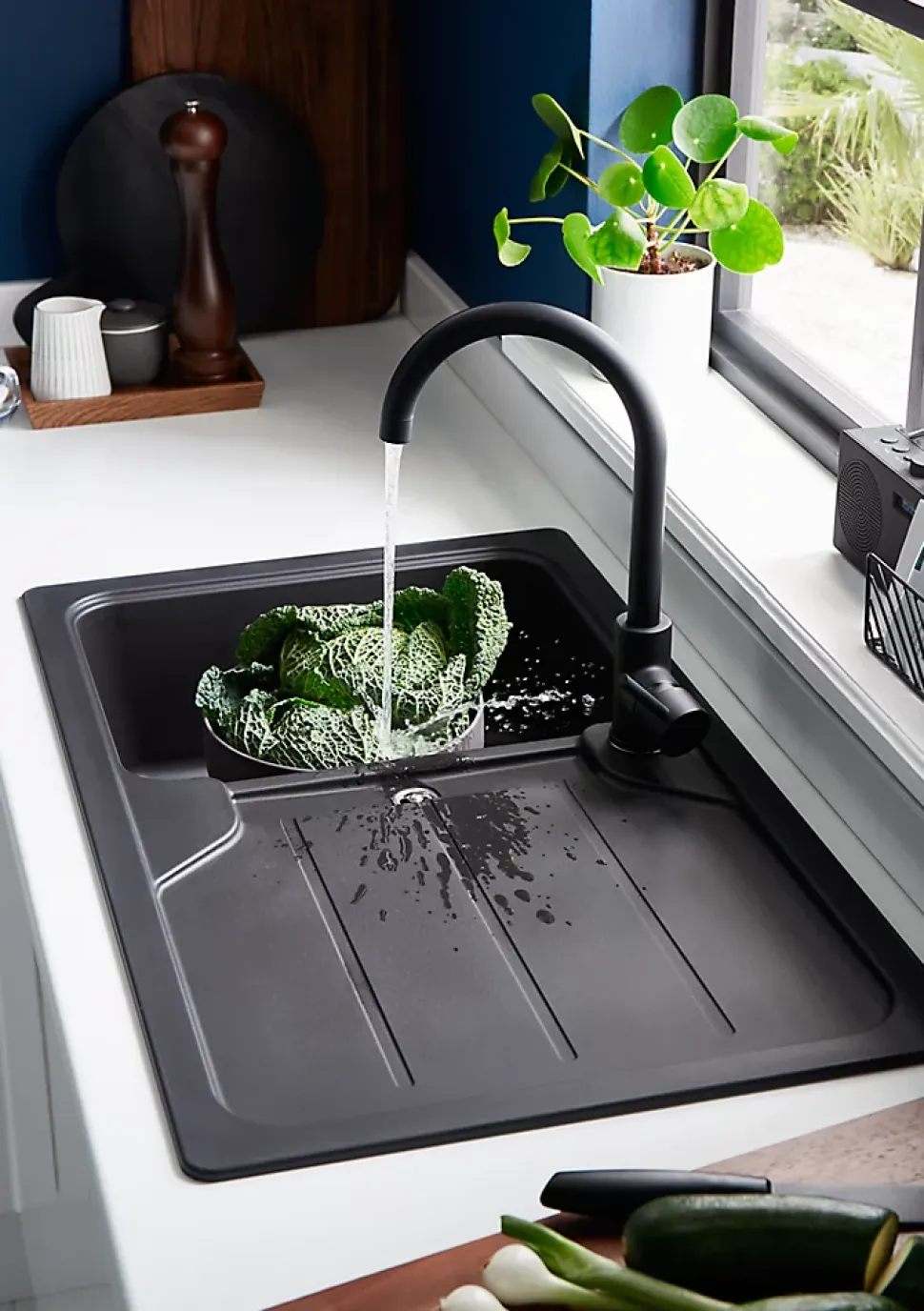 Mitigeur de cuisine haut en laiton noir H.33,5 cm, Cooke & Lewis Katiki