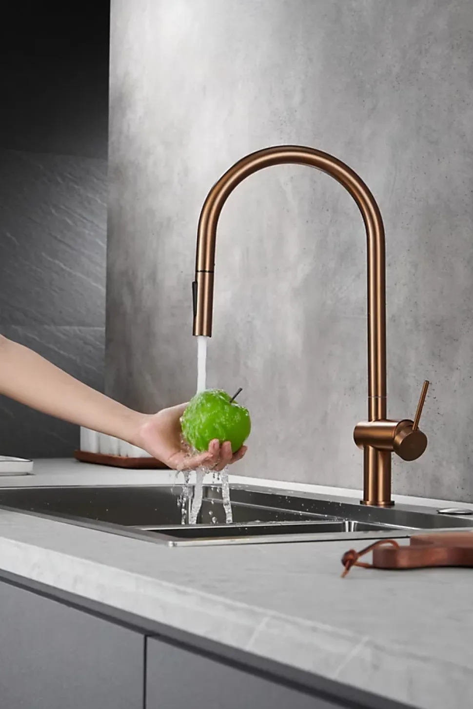 Mitigeur evier monocommande en laiton et acier finition or rose brosse avec douchette