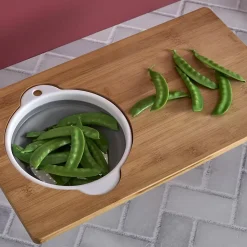 Planche à découper avec passoire intégrée