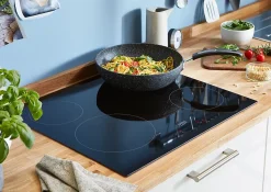 Plaque de cuisson vitrocéramique 4 foyers Beko coloris noir l.58 x P.51 x H.3,7 cm