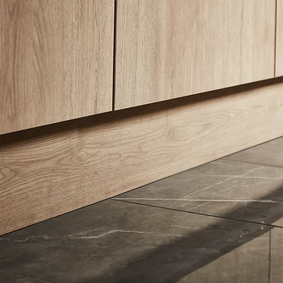 Plinthe de cuisine Goodhome Chia chêne clair H. 15 cm x l. 2.4 m x Ep. 16 mm