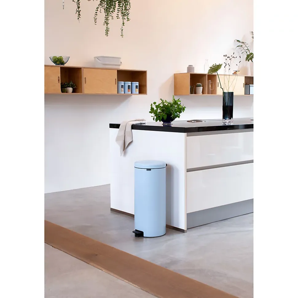 Poubelle à pédale coloris bleu Brabantia NewIcon 30 L