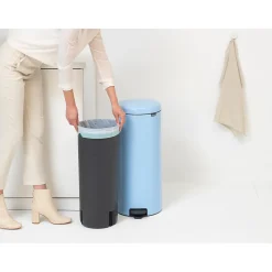Poubelle à pédale coloris bleu Brabantia NewIcon 30 L