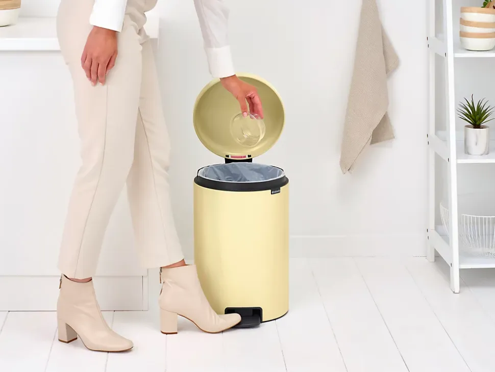 Poubelle à pédale coloris jaune Brabantia NewIcon 20 L