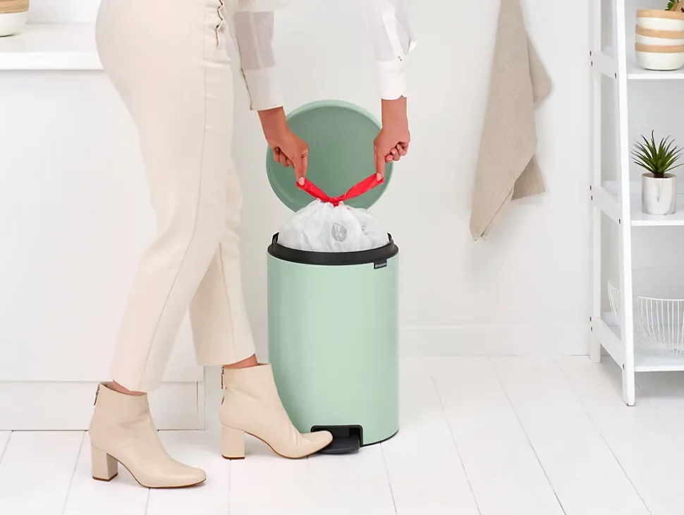 Poubelle à pédale coloris vert Brabantia NewIcon 20 L