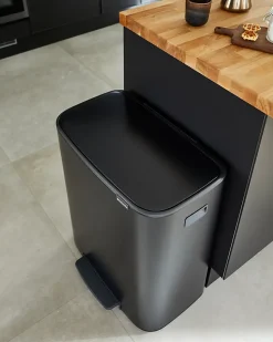 Poubelle à pédale en métal noir Brabantia BO 2 x 30 L