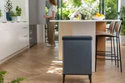 Poubelle de cuisine à couvercle basculant push bleu 54 L Keter Verto