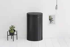Poubelle de cuisine à ouverture automatique Brabantia Touch Bin noir