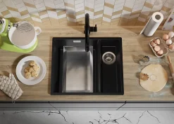 PRIMAGRAN Evier Cuisine en Granit Tout Noir 56x47cm, Lavabo 1,5 bacs + Accessoires, Évier à Encastrer au meuble 60cm