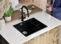 PRIMAGRAN Evier Cuisine en Granit Tout Noir 56x47cm, Lavabo 1,5 bacs + Accessoires, Évier à Encastrer au meuble 60cm