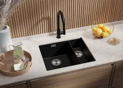 PRIMAGRAN Evier Sous Plan Noir Métallisé 56x47cm, Evier en Granit 1,5 bacs + Kit de Vidage, Évier au meuble 60cm - London Duo