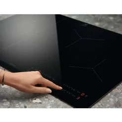 Table de cuisson à induction 60cm 4 feux 7200w noir Electrolux EIS62443 série 700 senseboil