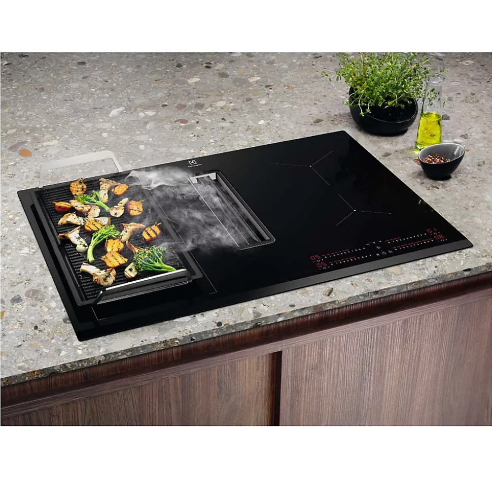 Table de cuisson aspirante induction 78cm 4 feux 7350w noir Electrolux KCC83443