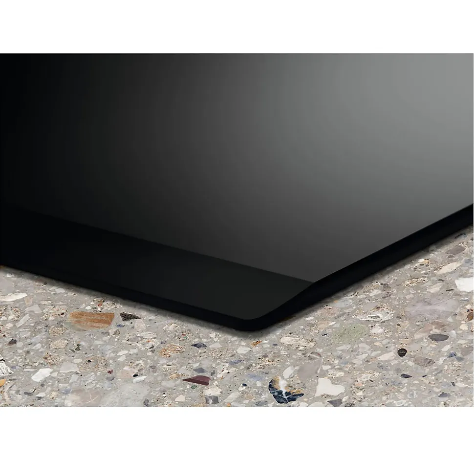 Table de cuisson aspirante induction 78cm 4 feux 7350w noir Electrolux KCC83443