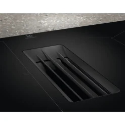 Table de cuisson aspirante induction 68 cm 4 feux 7350 W noir Electrolux KCC73443