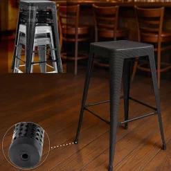 Tabouret de bar empilable Etowah, look industriel, structure métallique stable et gain de place. Noir