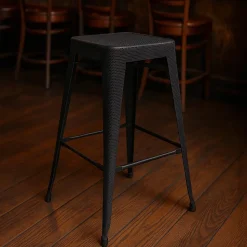 Tabouret de bar empilable Etowah, look industriel, structure métallique stable et gain de place. Noir