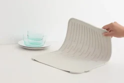 Tapis égouttoir à vaisselle en silicone Brabantia SinkSide gris clair