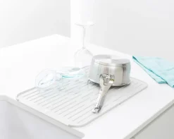 Tapis égouttoir à vaisselle en silicone Brabantia SinkSide gris clair