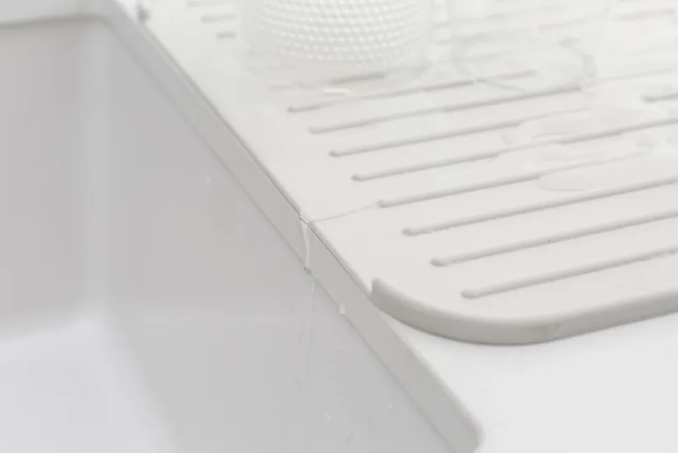 Tapis égouttoir à vaisselle en silicone Brabantia SinkSide gris clair