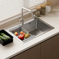 Évier multifonctionnel 70 x 45 x 22 cm avec égouttoir à tasses, distributeur de savon, panier de rangement et planche à découper